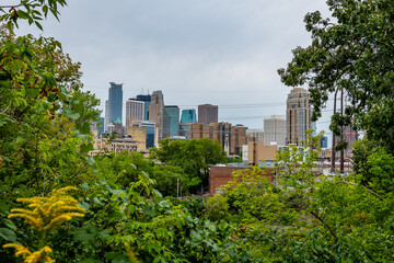 Fototapeta premium Mill Ruins Park and the Stone Arch Bridge in Minneapolis