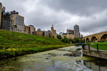 Fototapeta na wymiar Views of Minneapolis from Stone Arch Bridge