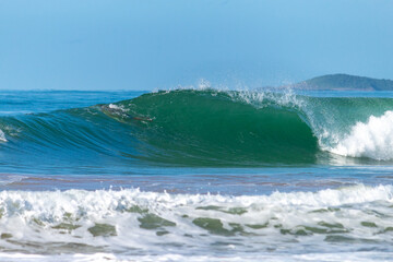 ONDA PERFEITA QUEBRANDO NA PRAIA DO UL&Eacute; EM GUARAPARI, ESPIRITO SANTO, BRASIL.