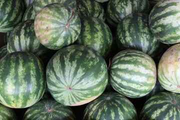 Sandias de color verde en la fruteria