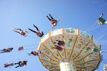 Giostra in movimento con persone al luna park