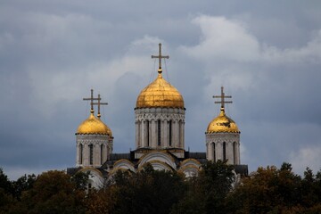 Fototapeta na wymiar Golden dome of the Orthodox church against the background of gray autumn sky. Vladimir city.