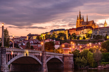 Obraz premium Cityscape of Prague with the famous castle during sunset.