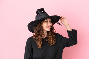 Fototapeta premium Young caucasian woman celebrating halloween isolated on pink background has realized something and intending the solution