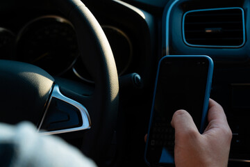 typing messages on the phone while driving