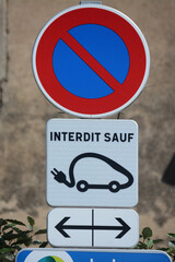 Panneau : stationnement interdit sauf aux véhicules électriques.