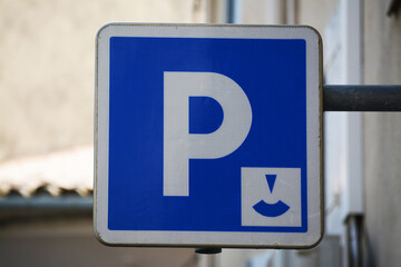 Panneau : place de parking, payant, limité à 1 heure. Horodateur.