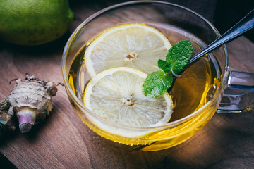 Tee im Glas mit Zitrone