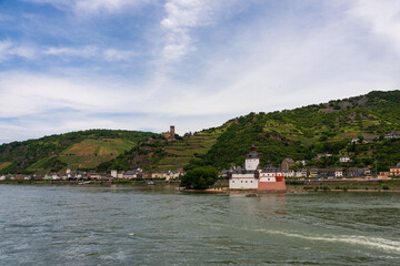 Naklejka premium Panoramic view of the Pfalzgrafenstein Castle in the Rhine near Kaub in Germany.