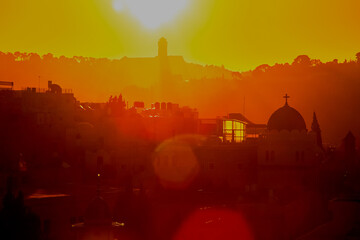 Obraz premium sunrise over the ancient rooftops of the old city of jerusalem, israel