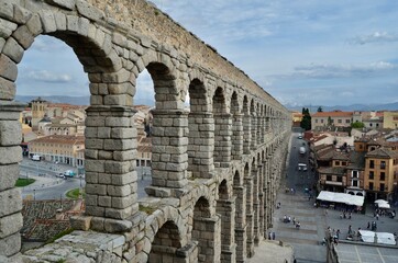 Vista lateral del acueducto romano de Segovia  - obrazy, fototapety, plakaty