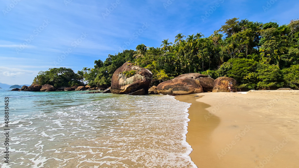 Poster Praia com água cristalina no litoral paulista