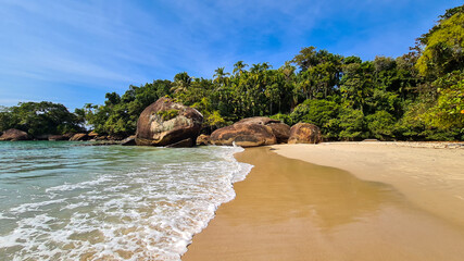 Praia com água cristalina no litoral paulista