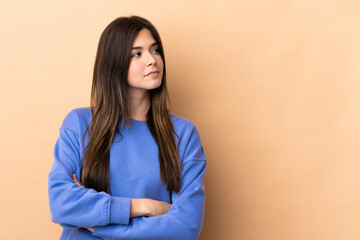 Obraz premium Teenager Brazilian girl over isolated background looking to the side