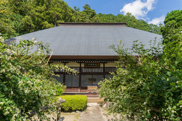 白萩（Lespedeza japonica）を前景にした大悲願寺の本堂／日本東京都あきる野市　10月
