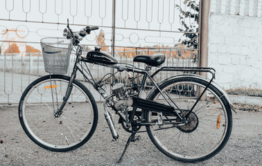 Obraz premium Bicycle converted into a moped