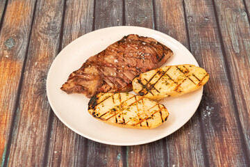 Grilled beef fillet with roasted potatoes and sea salt flakes
