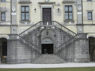 Fototapeta na wymiar entrance to the old house