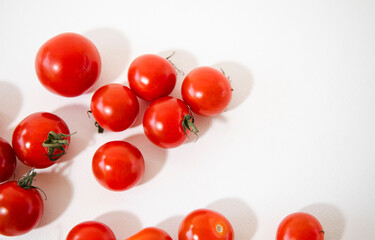 Fototapeta na wymiar cherry tomatoes on a vine