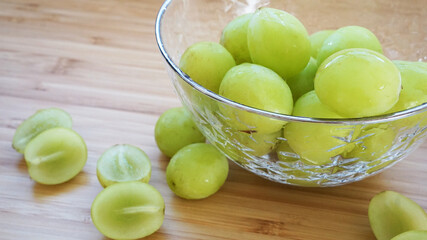 右端に配置されたガラスのお皿に盛られたシャインマスカットのアップの写真