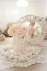 Fototapeta na wymiar rosa Blumen mit Spiegel