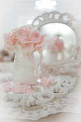 rosa Blumen mit Spiegel