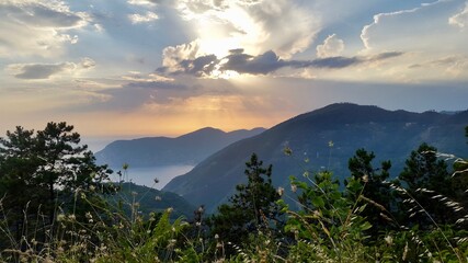 Obraz premium sunset over the mountains in san sebastian del oeste mexico 