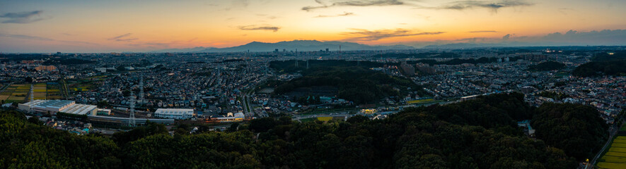 Fototapeta premium マッジアワーの街並みのパノラマ空撮写真