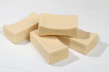 高野豆腐（豆腐を凍結、低温熟成させた後に乾燥させた保存食品）日本の伝統食品