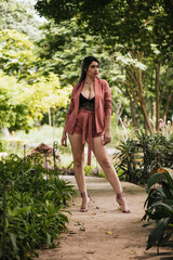 Mujer mexicana sinaloense vestida con traje sastre en sesion fotografica en el botanico de culiacan...