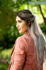 Mujer mexicana sinaloense vestida con traje sastre en sesion fotografica en el botanico de culiacan...