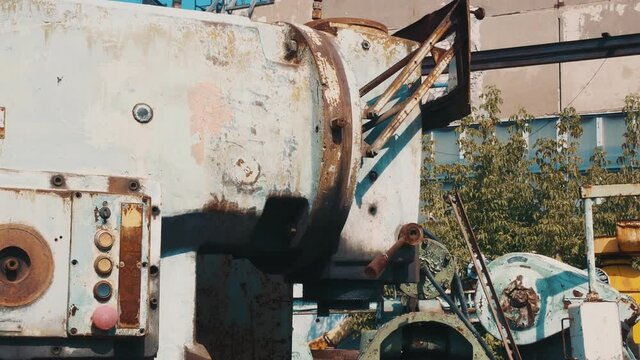 A metal machine with an electric motor for working with metal in the heavy industry for the manufacture of spare parts, standing in the open air becoming unusable Recycling old unnecessary mechanisms