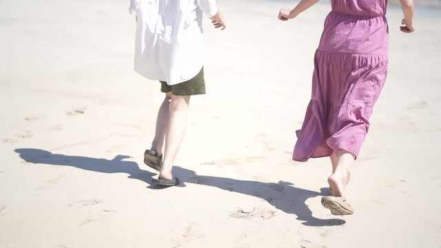 海に向かって走る女性