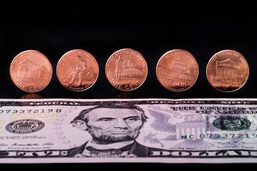 Five commemorative coins of 1 American cent from the series dedicated to the 200th anniversary of Abraham Lincoln and a note of 5 USD bill