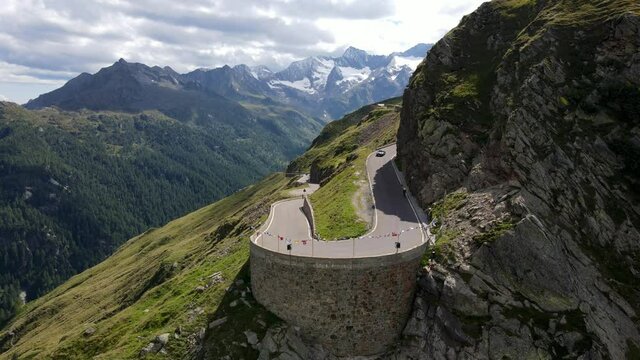 The twisting roads, sudden drops and long curves of road between steep ravines and rocky cliffs make the experience of mountain roads unique. Pass in the Alps