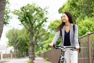 笑顔で自転車通勤する女性