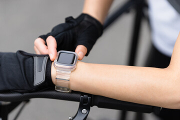 手元のスマートウォッチを操作する女性・ボティパーツ