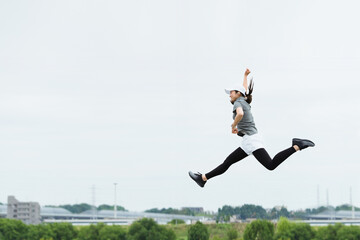 Fototapeta na wymiar 運動する女性のイメージ（上昇・勢い・飛翔）