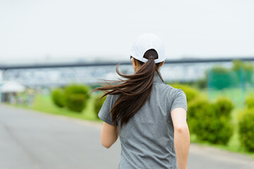 ランニングをする女性・健康管理とストレス解消 © chachamal