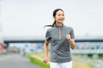 運動不足解消のイメージ・ランニングをする女性