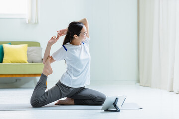 女性のおうちフィットネスのイメージ