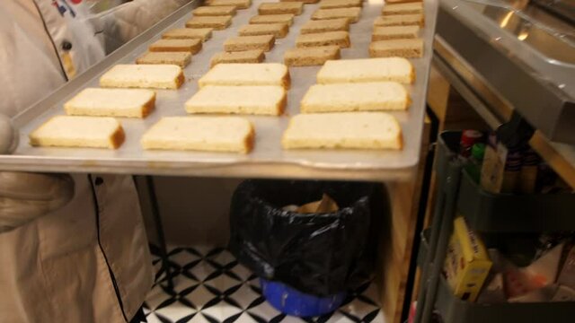 brade slice puting the oven for baked