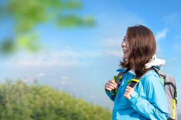 バナーに使いやすい【春】の登山やトレッキングを楽しむ女性  横向き アップ コピースペースあり ※秋の紅葉verもあり