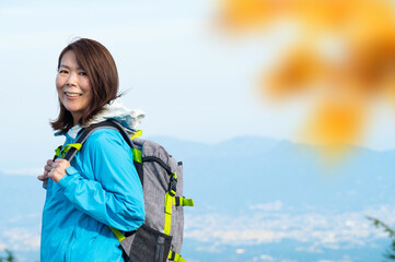 バナーに使いやすい【秋】の登山やトレッキングを楽しむ女性...