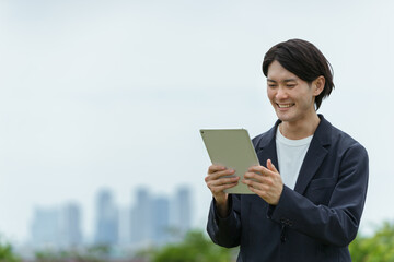 Fototapeta premium タブレットPCを操作する若い男性