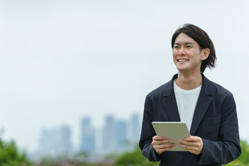 タブレットPCを操作する若い男性