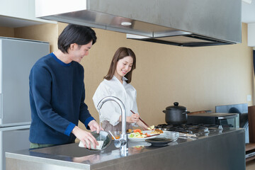 ホームパーティの準備をする夫婦（ちょっと贅沢なおうち時間）
