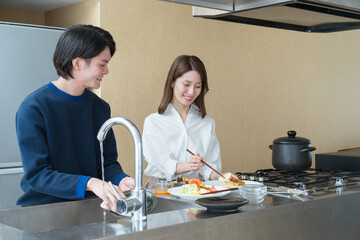 ホームパーティの準備をする夫婦（ちょっと贅沢なおうち時間）