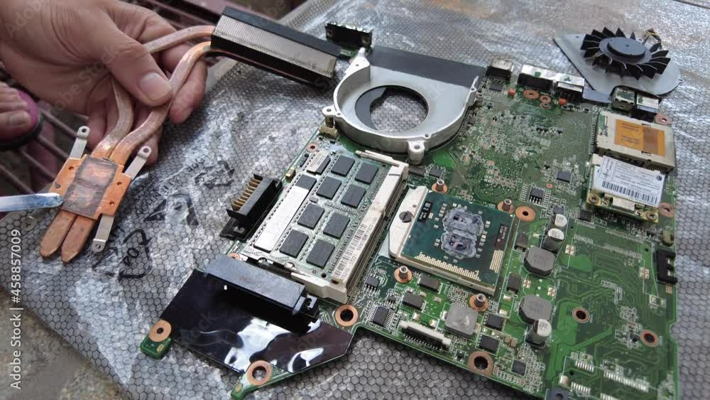 Poster replacing the thermal paste of an old laptop motherboard by scraping it off first from the heatsink 