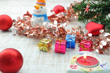 クリスマスのイメージ　赤いオーナメントとキャンドル